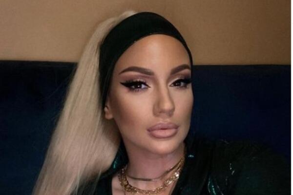 ANA KOKIĆ NIKAD PROVOKATIVNIJA: Sela na POD i izbacila DUBOKI DEKOLTE, ovakvu je ne znamo! (FOTO)