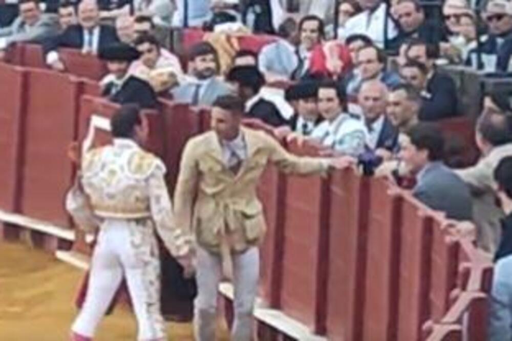 Korida - morbidna zabava ili tradicija? Hoakin prekršio pravilo i uskočio u arenu! (VIDEO)