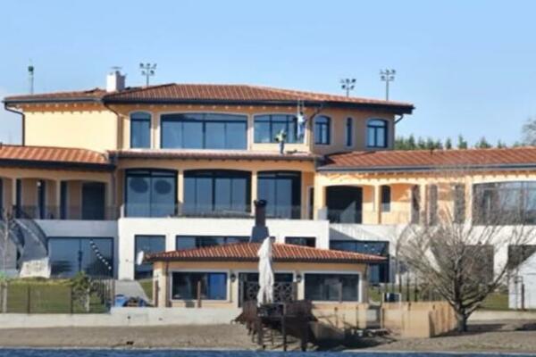 SREMSKI RAJ PORODICE ĐOKOVIĆ! Zavirite u raskošni enterijer vile nadomak Rume! (FOTO)