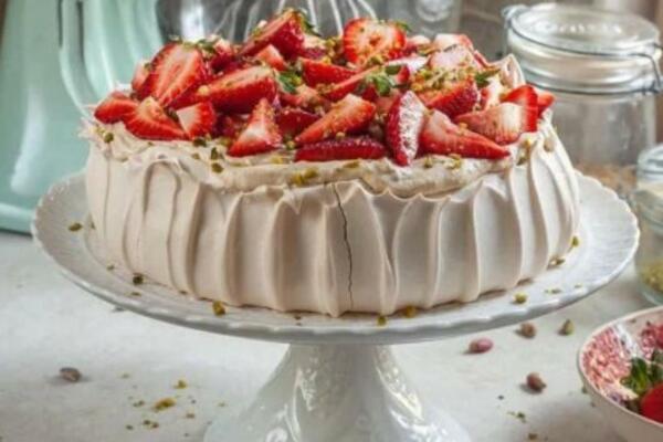 POMILUJTE NEPCE OVIM SLATKIM UŽITKOM: Pavlova torta sa jagodama i plazmom će vas raspametiti (RECEPT)