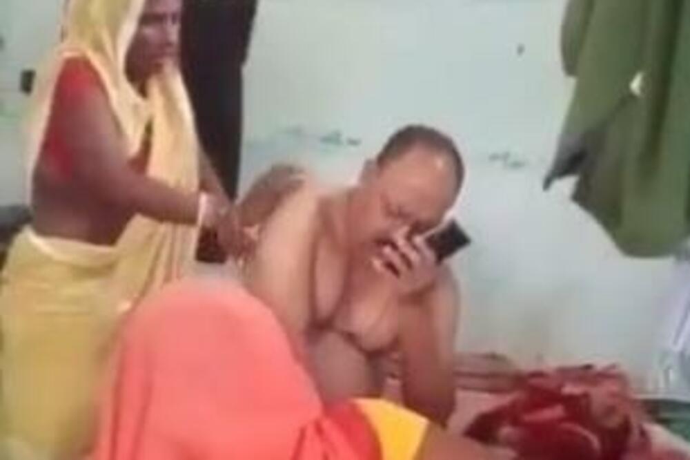 MOLILA JE DA JOJ PUSTE SINA IZ STANICE: Kada je policajac ovo uradio, MOMENTALNO JE SUSPENDOVAN (VIDEO)