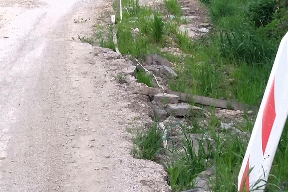 MEŠTANI MESECIMA ŽIVE U STRAHU: Klizište ponovo preti da ugrozi kuće, voda se izliva