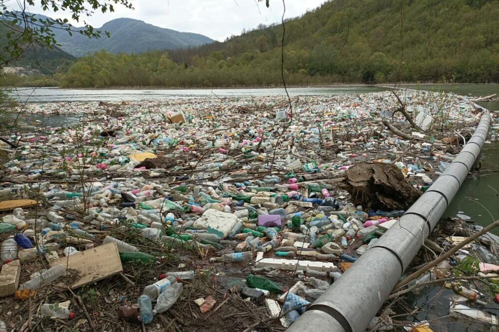 PREKO 200 KUBIKA SMEĆA NA POTPEĆKOM JEZERU: Tužne slike, na hiljade flaša plutaju vodenom površinom