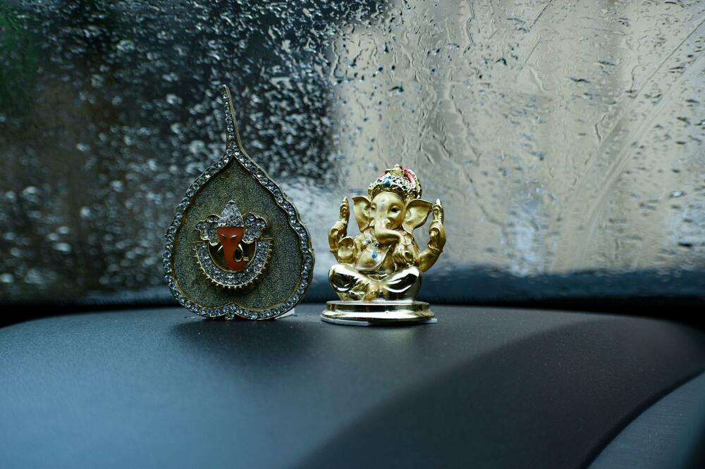 DRŽITE IH NA STOLU KAKO BI VAM DONELI SREĆU U KARIJERI: A evo gde sve još morate postaviti FIGURE SLONOVA u kući!