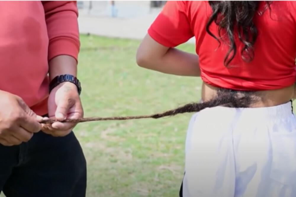 OVAJ DEČAK IMA 70 CM DUG, I POKAZUJE GA SVAKOME: Slike odjeknule kao bomba (VIDEO)
