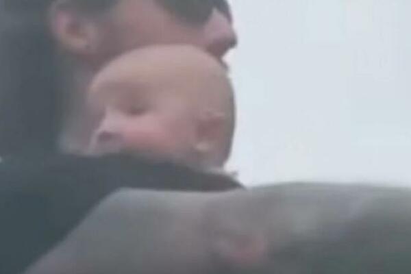 TATA JE OSTAO SAM S BEBOM, A ONDA JE MAJCI STIGAO SNIMAK: Žena umalo nije UMRLA kad je videla (VIDEO)