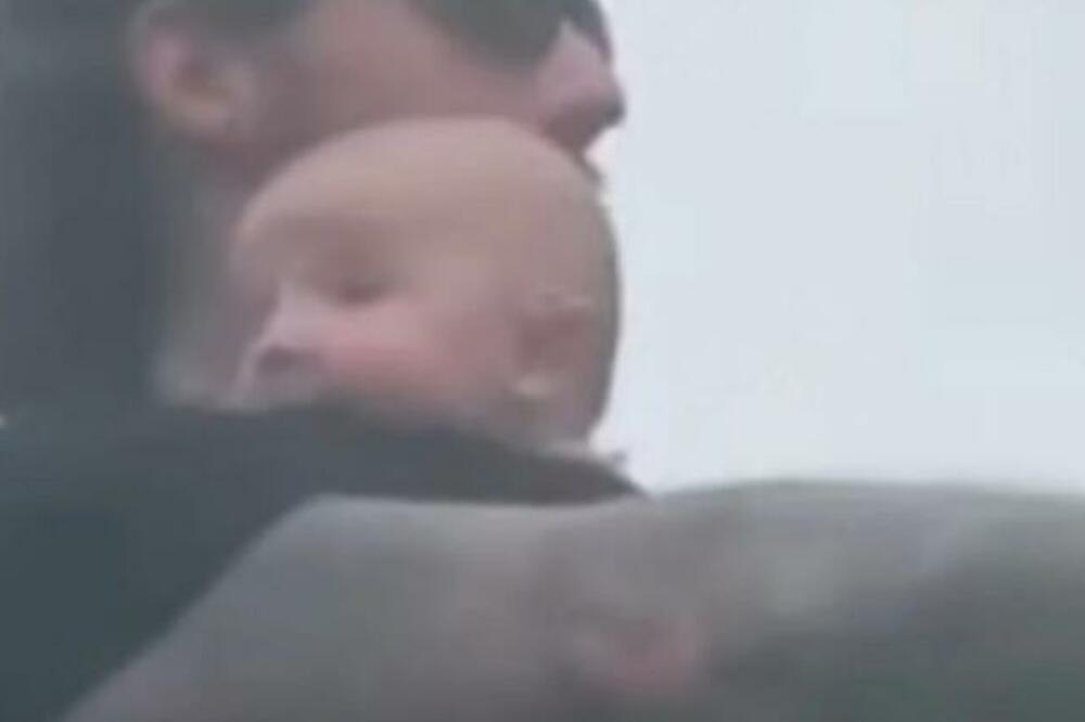 TATA JE OSTAO SAM S BEBOM, A ONDA JE MAJCI STIGAO SNIMAK: Žena umalo nije UMRLA kad je videla (VIDEO)