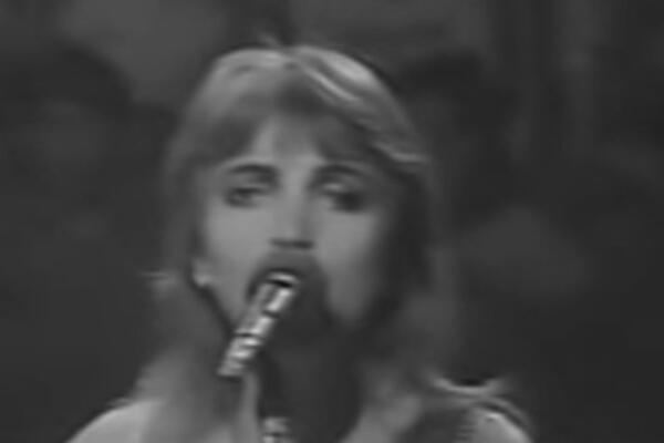 UPRAVO JE JAVLJENO, UMRLA POZNATA PEVAČICA, TUGA!