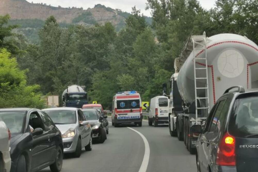 KOLAPS U SAOBRAĆAJU ZBOG 3 SUDARA: Ogromne kolone na putu ka Čačku, VOZAČI NESTRPLJIVI
