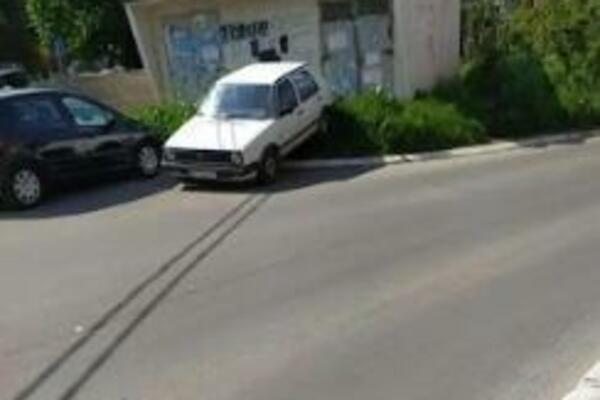 MAJSTORE, KAKO SI TO USPEO? Svi gledaju u automobil u Grockoj, ovo IZAZIVA NEVERICU! (FOTO)