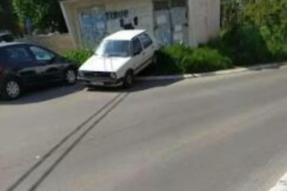 MAJSTORE, KAKO SI TO USPEO? Svi gledaju u automobil u Grockoj, ovo IZAZIVA NEVERICU! (FOTO)