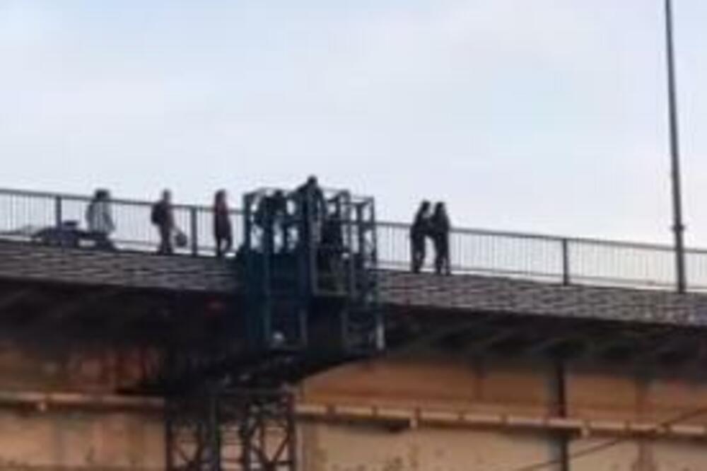 ZASTRAŠUJUĆA SCENA NA BRANKOVOM MOSTU: Čovek pokušao da izvrši SAMOUBISTVO! (VIDEO)
