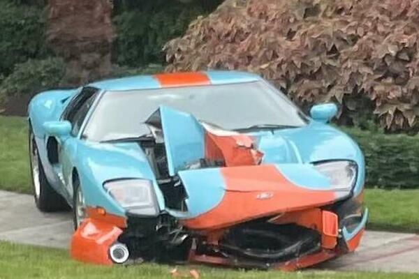 AU, KAKVA NEZGODA: Zakucao se u PALMU, okrivio MENJAČ - slupao automobil vredan NEKOLIKO hiljada DOLARA! (FOTO)