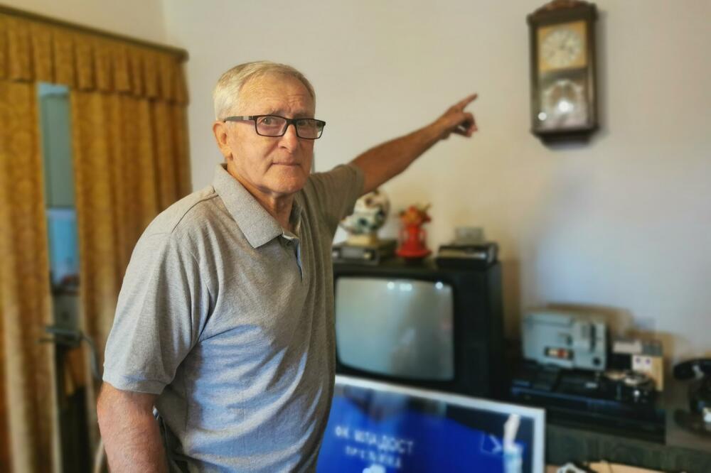 "SAT JE STAO KADA JE TITO UMRO": Neobičan eksponat u kući jednog Čačanina, napravio MUZEJ "TITOVIH VREMENA" (FOTO)