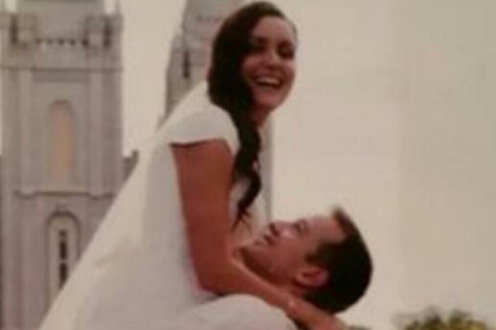 ŠTA LI RADE OVO DVOJE NA FOTOGRAFIJI?! Mnogi se pitaju GDE SU MLADOJ NOGE, nikome nije jasno