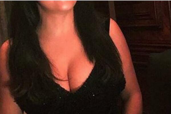 DECENIJAMA MUŠKARCI NISU U STANJU DA JE POGLEDAJU U OČI: Ako spustite POGLED NIŽE, rizikujete SRČANI ZASTOJ (FOTO)