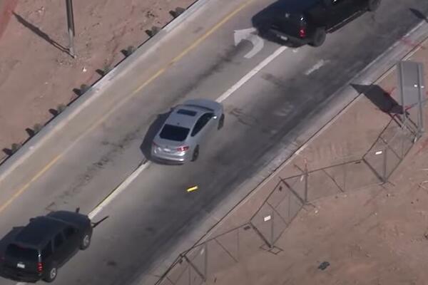 AMERIČKA POLICIJA U AKCIJI: Pogledajte kako "HVATA" begunca EKSPERTNOM metodom, koriste SPECIJALNI uređaj! (VIDEO)