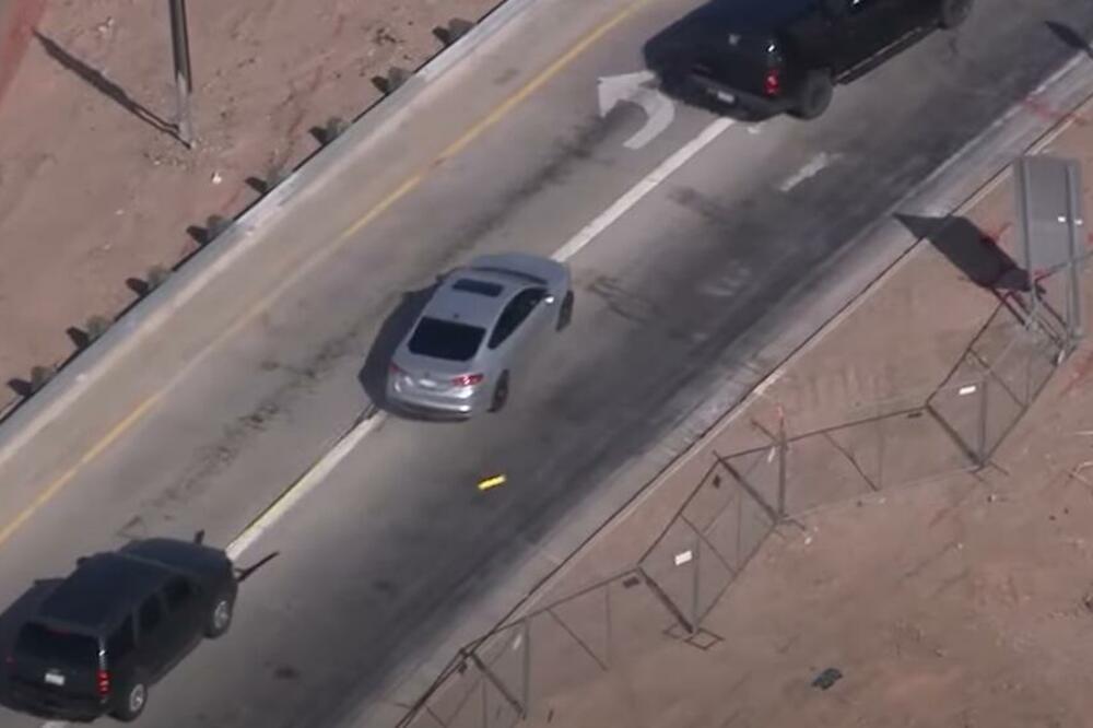 AMERIČKA POLICIJA U AKCIJI: Pogledajte kako "HVATA" begunca EKSPERTNOM metodom, koriste SPECIJALNI uređaj! (VIDEO)