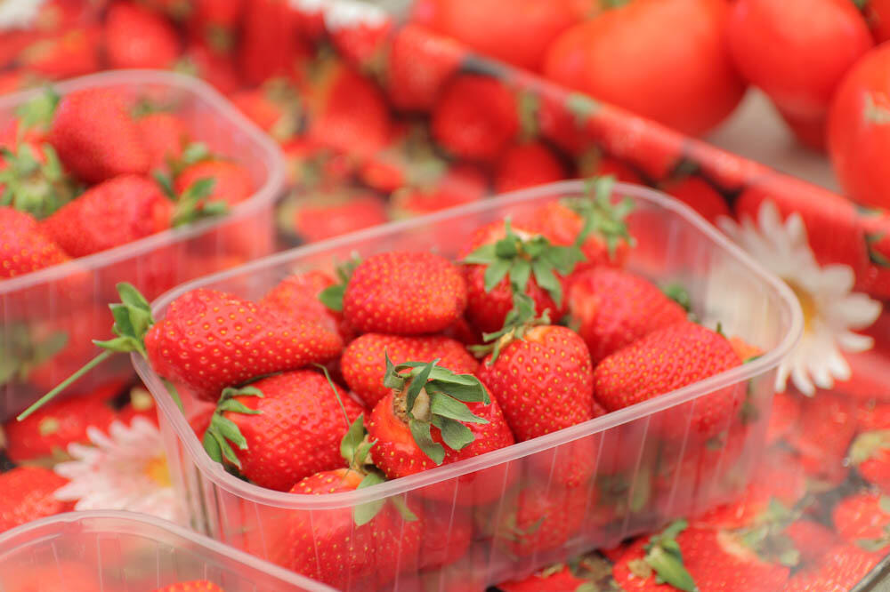 JAGODE STIGLE U SRPSKE MARKETE, A IZGLEDOM MAME KUPCE: Ne možete znati da li su GMO na osnovu brojeva