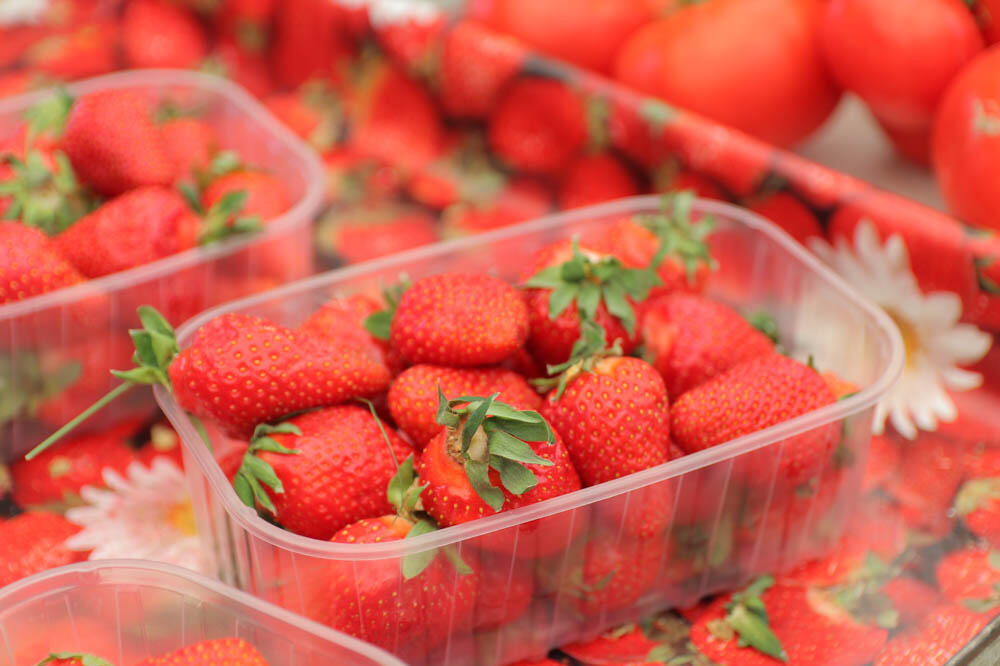 AKO HOĆETE DA PRODUŽITE SVEŽINU JAGODA URADITE 1 STVAR: Samo tako će ROK TRAJANJA biti DUŽI (VIDEO)