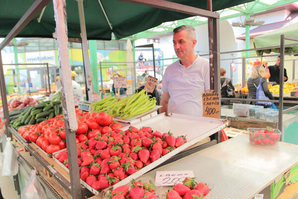 BOGOVI PIJAČNOG MARKETINGA: Nesvakidašnji NATPIS osvanuo u Novom Sadu,SVI se pitaju da li je ONA zaista TAKVA? FOTO