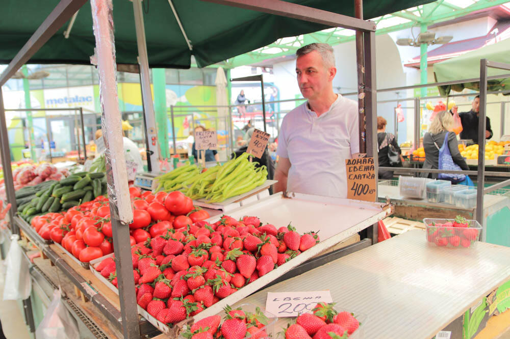 BOGOVI PIJAČNOG MARKETINGA: Nesvakidašnji NATPIS osvanuo u Novom Sadu,SVI se pitaju da li je ONA zaista TAKVA? FOTO