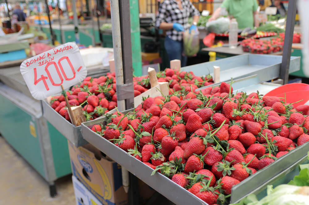 Stigle jagode u srpske prodavnice: Ljudi ih više merkaju nego što ih kupuju, a ovo su cene