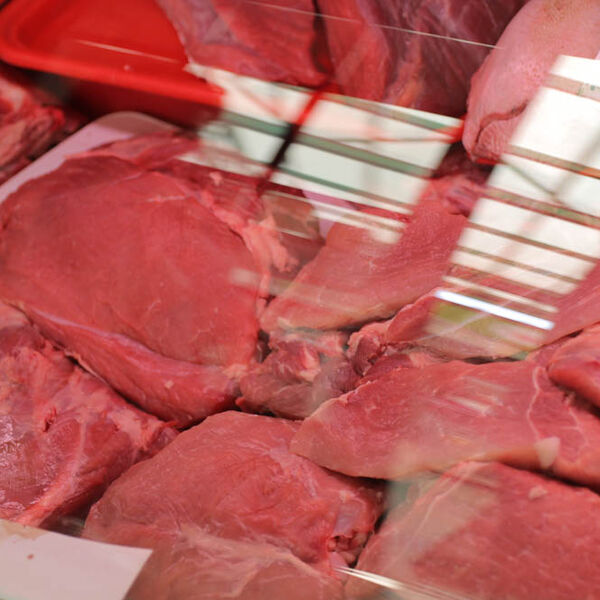 Kad je videla šta rade sa MESOM pobegla GLAVOM BEZ OBZIRA! Okrenuće vam se želudac kad shvatite šta TRPATE U SEBE!