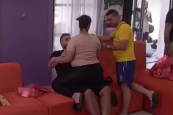 MILJANA TRUDNA SA JEDNIM, A DRUGOM SEDI U KRILU: Ne zna gde udara, DEČKO je gleda kako SPOPADA BIVŠEG! (VIDEO)