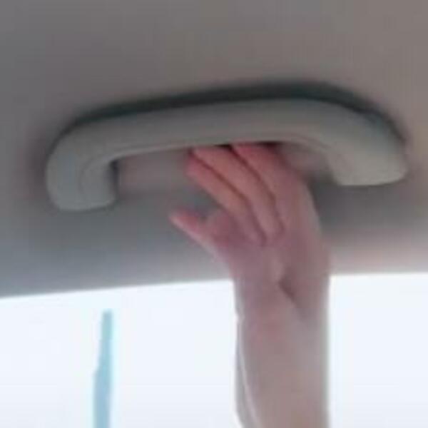 DA LI ZNATE ČEMU SLUŽI I KAKO SE KORISTI RUČKA IZNAD PROZORA U VAŠEM AUTOMOBILU? (VIDEO)