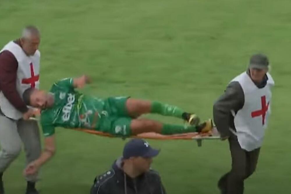 NEVIĐENA FUDBALSKA LAKRDIJA! Igrač glumio povredu, pa pao sa nosila! (VIDEO)