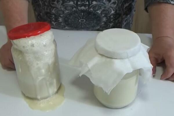 NAPRAVITE SAMI DOMAĆI KVASAC OD KOJEG ĆE TESTO RASTI KAO LUDO: Samo 3 SASTOJKA su POTREBNA, žene će ODLEPITI