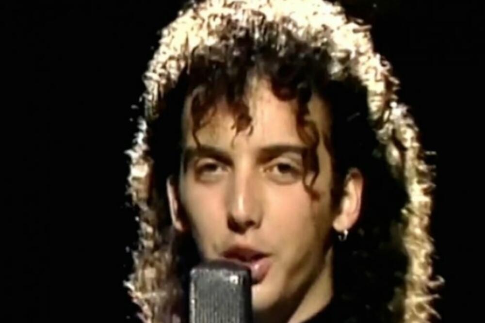 NEMA ŠANSE DA GA PREPOZNATE: Nekada dugokosi momak sa loknama, a danas jedan od NAJPOZNATIJIH DOMAĆIH PEVAČA! FOTO