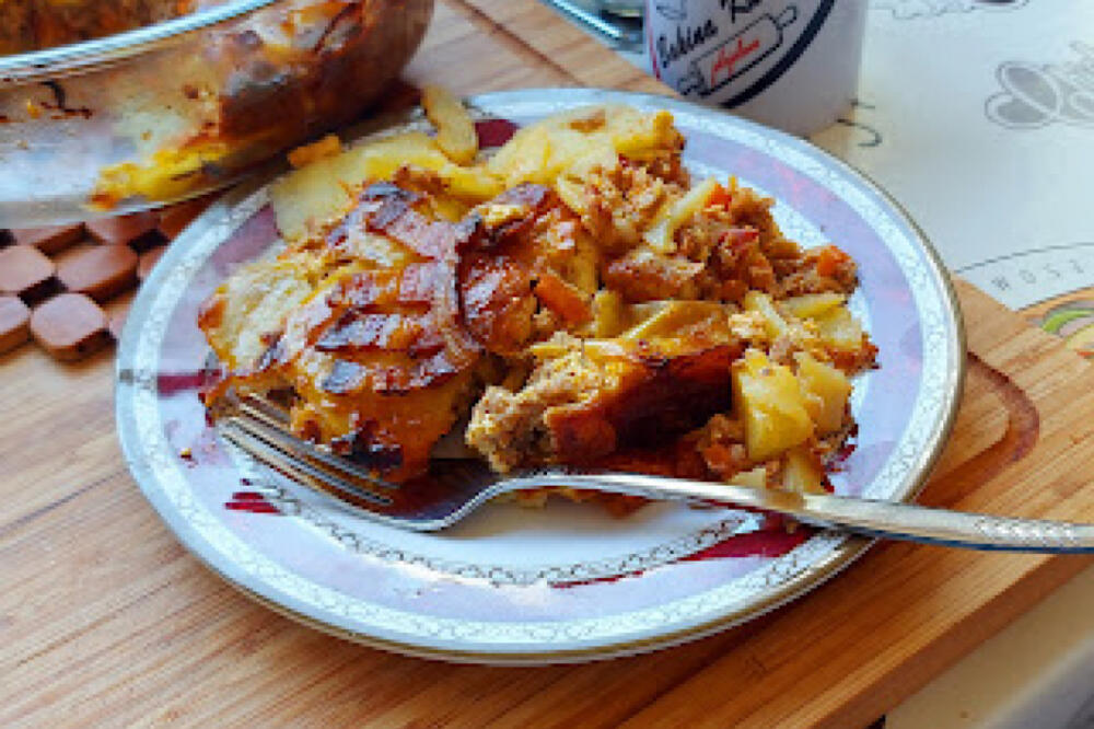 MUSAKA JE JEDNOSTAVNA ZA PRIPREMU: Ali obratite pažnju na ove trikove kako bi vam bila SOČNA i UKUSNA (RECEPT)