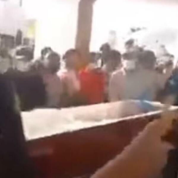 NOSILI JE U MRTVAČKOM SANDUKU, A ONDA IM JE POKUCALA: Bila je ŽIV MRTVAC (UZNEMIRUJUĆI VIDEO)