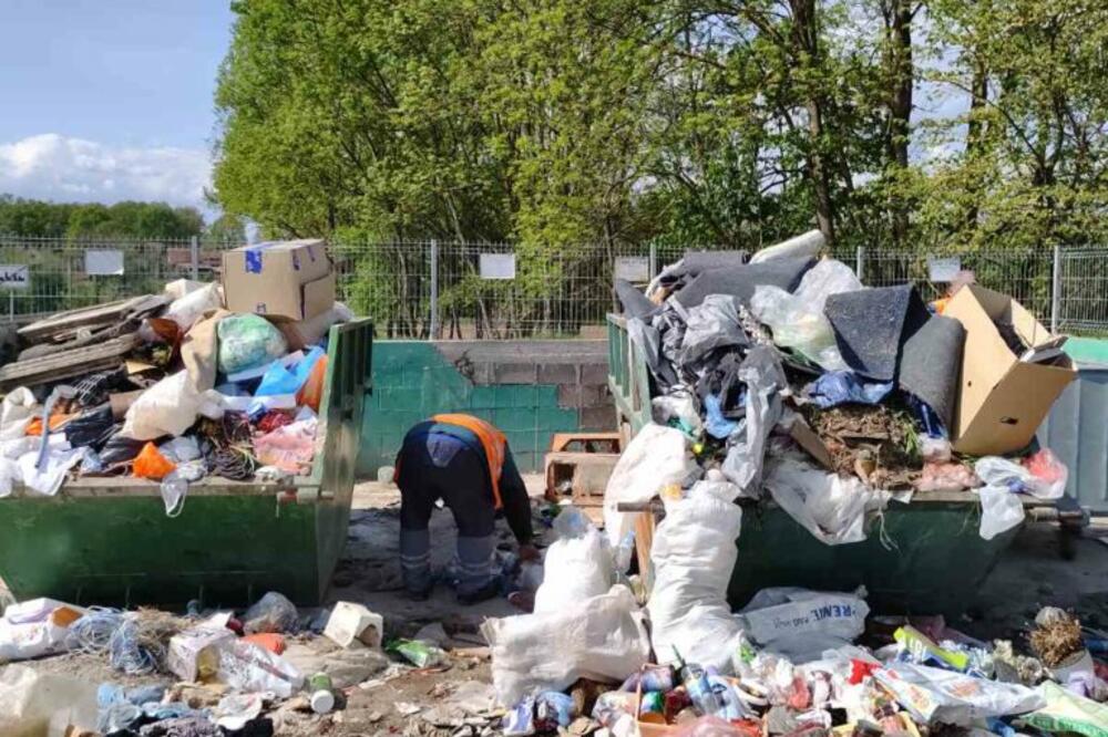 BAHATOST I BEZOBRAZLUK U ČAČKU: Doterali pun kamion smeća i istovarili nasred platoa! (FOTO)