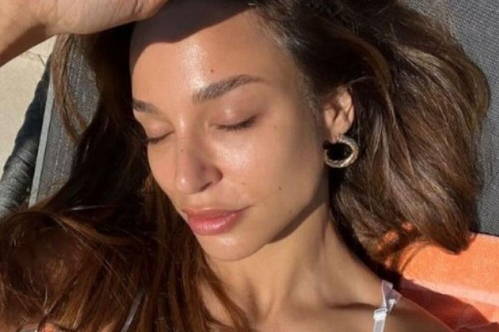 EDITA SE U PROVIDNOM VEŠU PRŽI NA SUNCU: Okrenula leđa i pokazala POZADINU, a onda je otišla i KORAK DALJE! (FOTO)