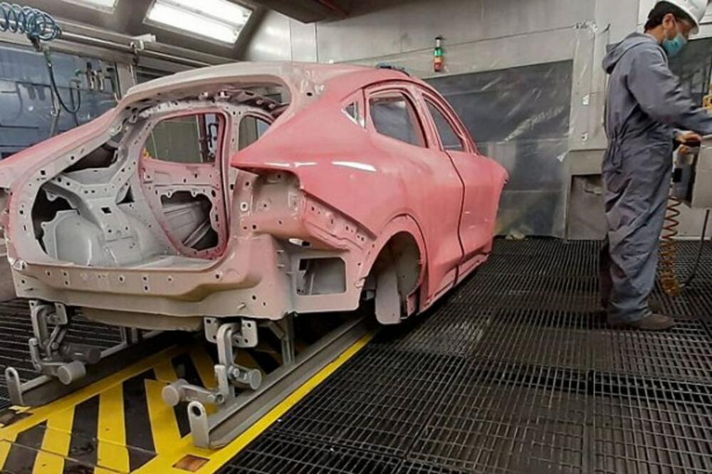 ELEKTRIČNI MUSTANG U ROZE BOJI JE NAPRAVLJEN GREŠKOM: Radnici nisu uradili BITNU STVAR, doživeo je ovu SUDBINU!