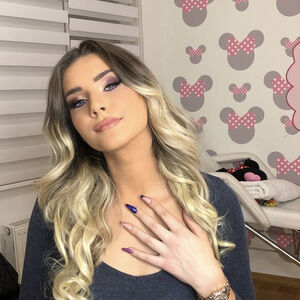 "RASTURILA JOJ BRAK, PA UKRALA MUZIČARA OD ŽENE I DECE": Nju zovu "RASTURAČICOM BRAKOVA" na estradi, afera odjekuje