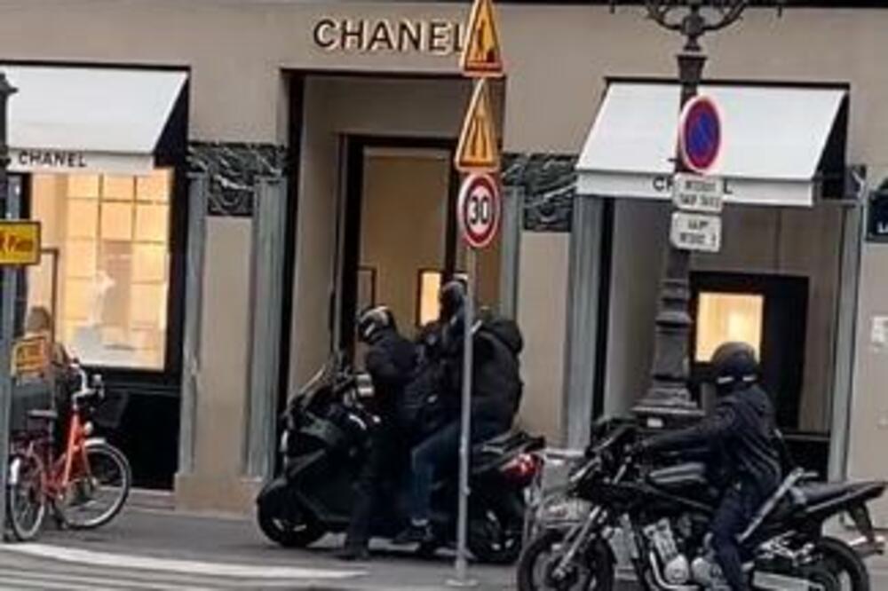 NAORUŽANI KALAŠNJIKOVIMA OPLJAČKALI POPULARNU PRODAVNICU! Ukradena roba procenjena ne MILIONE evra (VIDEO)