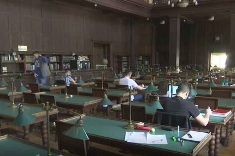 "U MOJE VREME, MOMCI NISU OVAKO PISALI": Srpkinja opisala događaj iz čitaonice, zbog 1 detalja SVI PRIČAJU O NJEMU