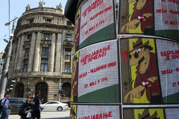 "ODBROJAVANJE JE POČELO" - Beograd osvanuo oblepljen plakatima navijača Zvezde! (FOTO)