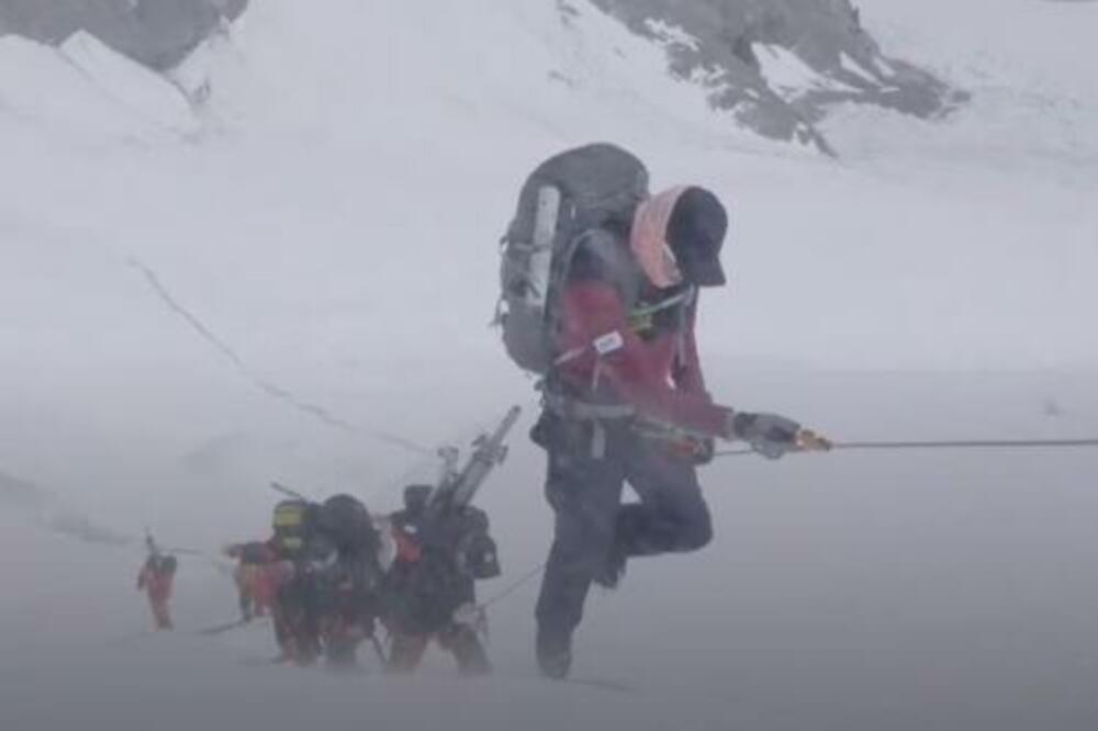 EPOHALNI ZNAČAJ: Kineski tim gradi najvišu meteorološku stanicu na svetu na Mont Everestu
