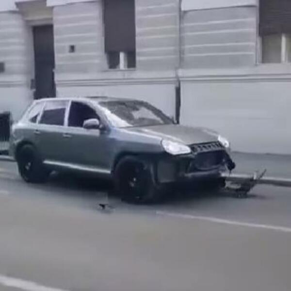 POKUŠAO DA PARKIRA "PORSCHE" NA TROTOARU, PA IZLOMIO AUTO: Nesvakidašnji prizor ŠOKIRAO! (VIDEO)