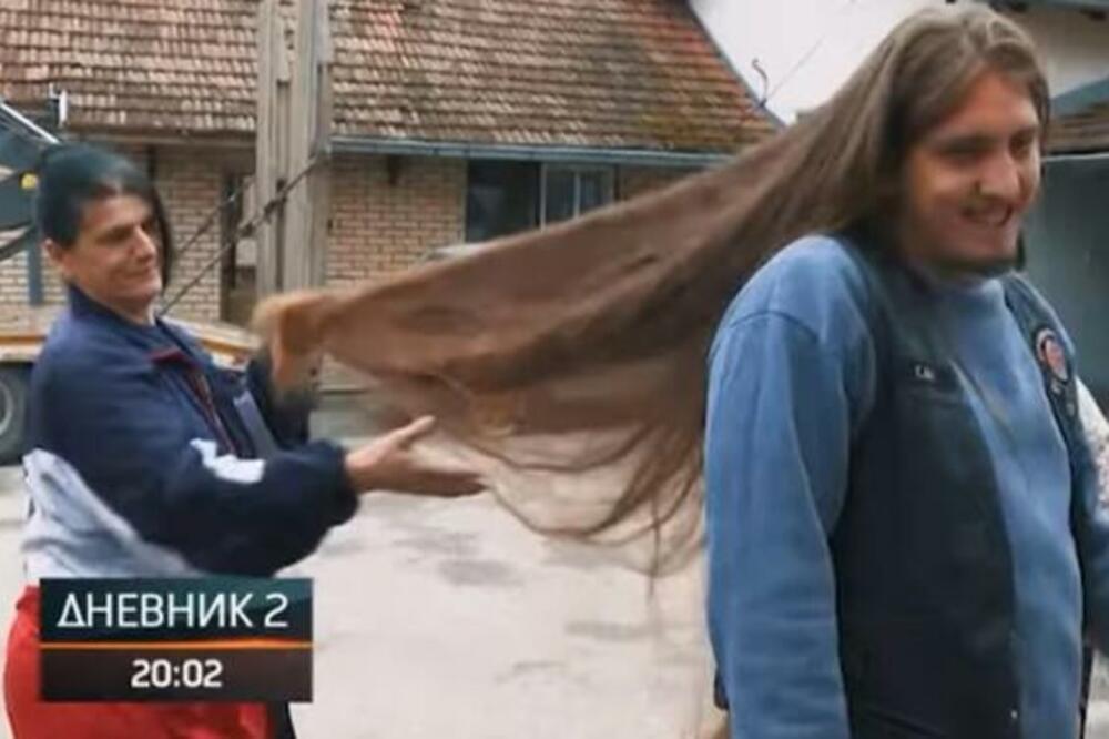 SAŠA (25) IZ MARKOVCA IMA UBEDLJIVO NAJDUŽU KOSU U REGIONU! Nije se šišao 12 godina, ČEŠLJA GA CELA PORODICA(VIDEO)