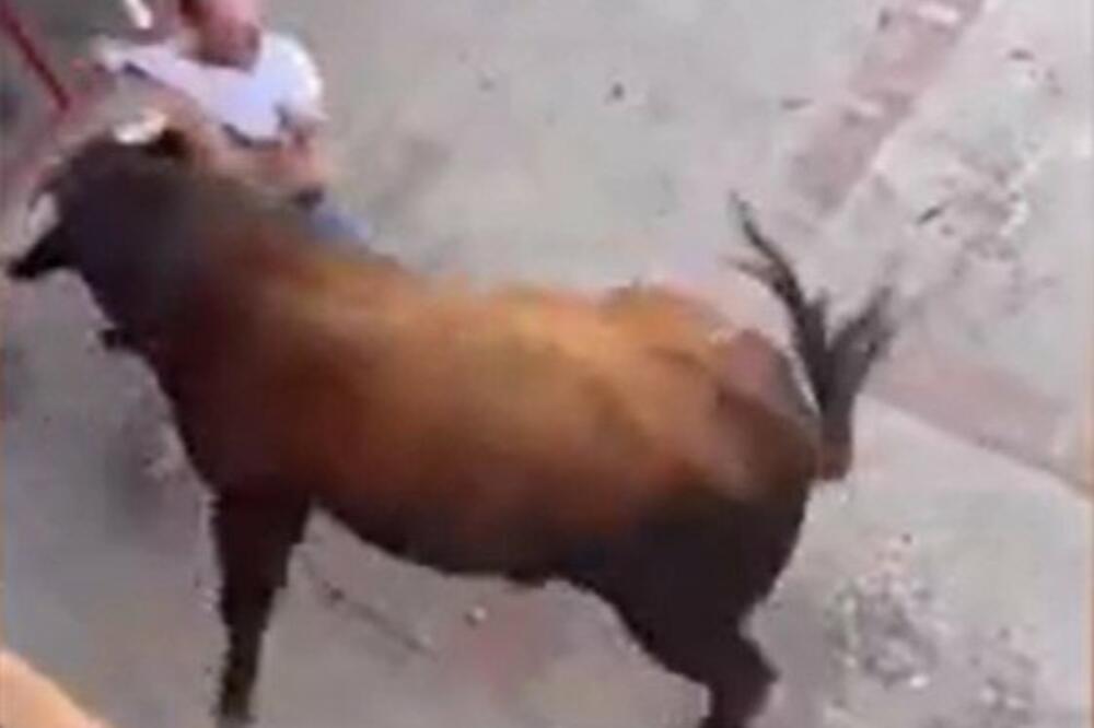 BIK GA NABO PRED ŽENOM I ĆERKOM, A ONDA JE KRENUO DA MU RADI OVO: Sve je SNIMLJENO (UZNEMIRUJUĆE)