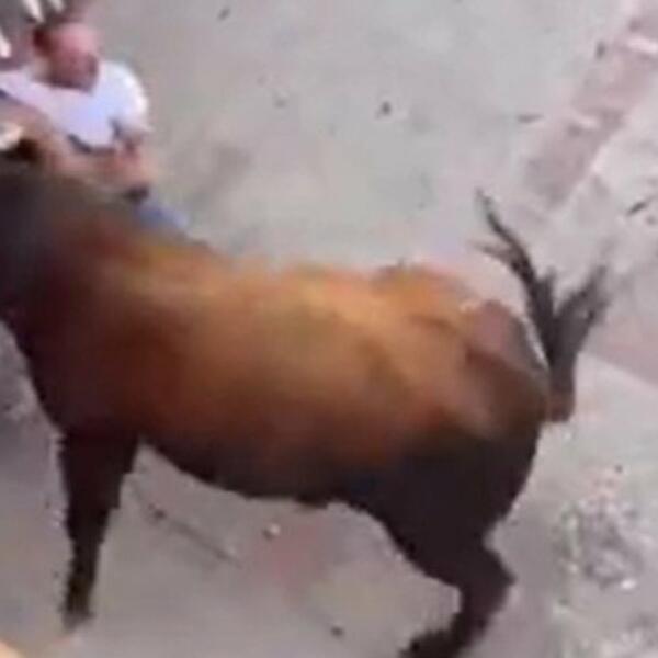 BIK GA NABO PRED ŽENOM I ĆERKOM, A ONDA JE KRENUO DA MU RADI OVO: Sve je SNIMLJENO (UZNEMIRUJUĆE)