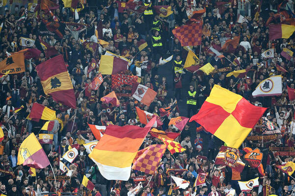 ITALIJANSKE VLASTI SU BILE SUROVE: Poznata je kazna za navijače Napolija i Rome zbog masovne tuče na autoputu!