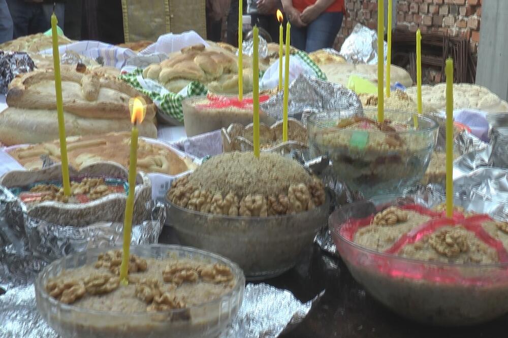 POSTOJI SAMO JEDNO PRAVILO ZA PALJENJE I GAŠENJE SLAVSKE SVEĆE: A jedan ukućanin ceo dan radi JEDNO!