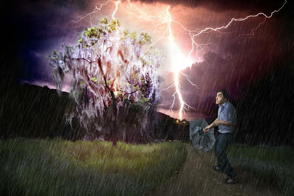 MUŠKARAC TEŠKO POVREĐEN: Udario ga GROM kod Leskovca dok je radio na NJIVI!